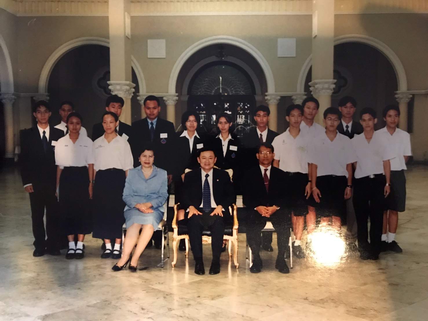 ถ่ายรูปกับอดีตนายกรัฐมนตรี พันตำรวจโท ดร.ทักษิณ ชินวัตร และเพื่อนนักเรียนทุนรัฐบาลไทย ก่อนเดินทางไปศึกษาต่อที่สหรัฐอเมริกา ในระดับปริญญาตรี-โท-เอก